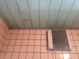 クリーニング前の浴室の天井