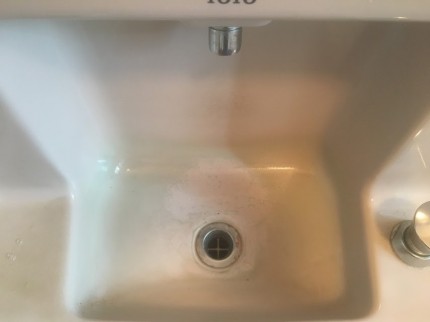 トイレの汚れた手洗い器