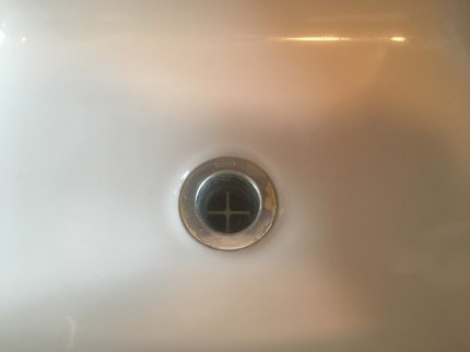 きれいになったトイレの手洗い器の排水口