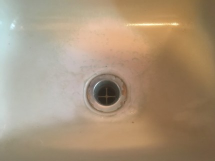 トイレの汚れた手洗い器の排水口