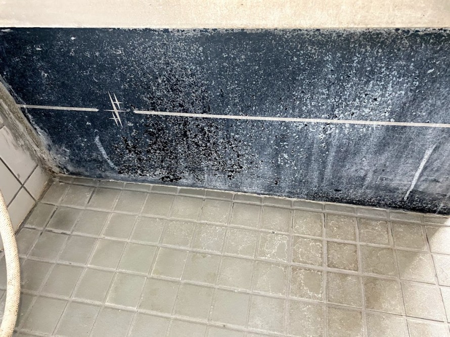 石鹸カスや水あかで汚れた浴槽の壁