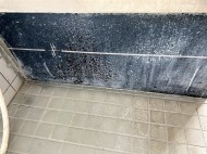 石鹸カスや水あかで汚れた浴槽の壁