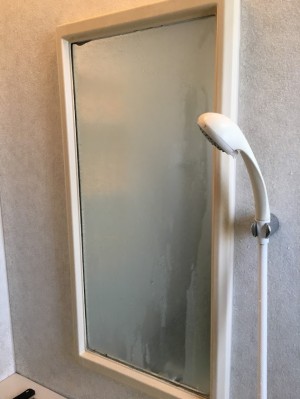 浴室の汚れた鏡