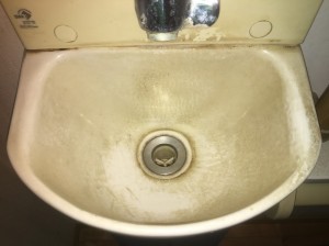 汚れたトイレの手洗い器