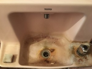 クリーニング前のトイレの手洗い器