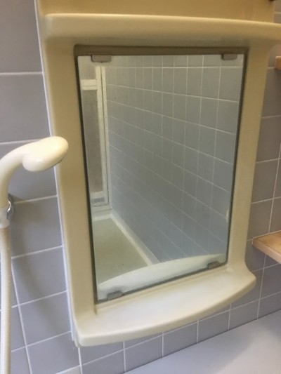 浴室の鏡をクリーニング